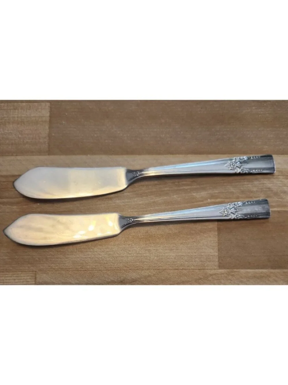 W.M.A. Rogers Oneida Ltd Silverplate Butter Spreader Knives Artistic WMA Knife